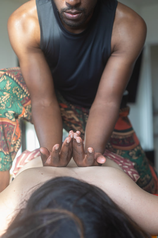 Séance de massage Africain avec les mains qui roulent sur le dos